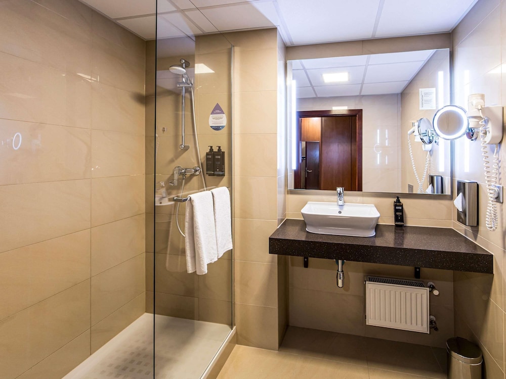 Habitación Clásica, dos camas individuales, vistas a la ciudad o a la catedral del hotel Mercure Wroclaw Centrum. Foto 10