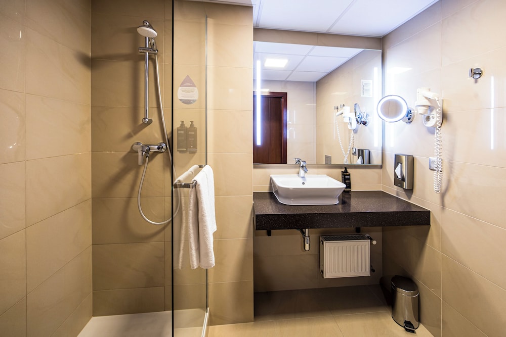 Habitación Clásica, dos camas individuales, vistas a la ciudad o a la catedral del hotel Mercure Wroclaw Centrum. Foto 13