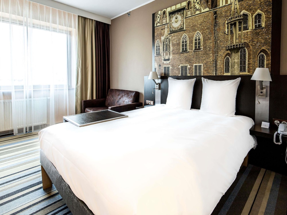 Habitación Clásica, 1 cama doble, sofá, vistas a la ciudad del hotel Mercure Wroclaw Centrum. Foto 1