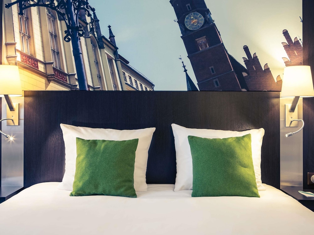 Habitación Clásica, 1 cama doble, sofá, vistas a la ciudad del hotel Mercure Wroclaw Centrum. Foto 4