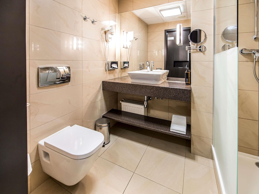 Habitación Clásica, 1 cama doble, sofá, vistas a la ciudad del hotel Mercure Wroclaw Centrum. Foto 7