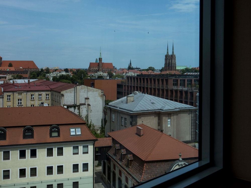 Habitación Clásica, 1 cama doble, sofá, vistas a la ciudad del hotel Mercure Wroclaw Centrum. Foto 9