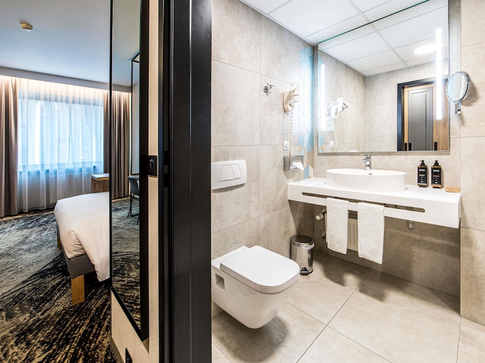 Habitación Privilege - Recién renovada, 1 cama doble, sofá, vistas a la ciudad del hotel Mercure Wroclaw Centrum. Foto 5