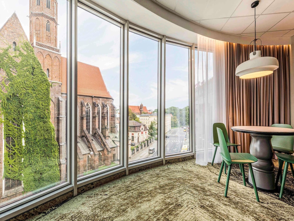 Habitación Familiar, vistas a la ciudad o a la catedral - cama queen - size, sala de estar con sofá del hotel Mercure Wroclaw Centrum