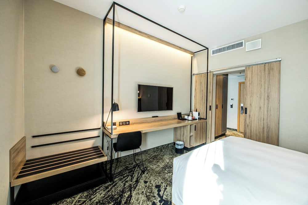 Habitación Familiar, vistas a la ciudad o a la catedral - cama queen - size, sala de estar con sofá del hotel Mercure Wroclaw Centrum. Foto 1