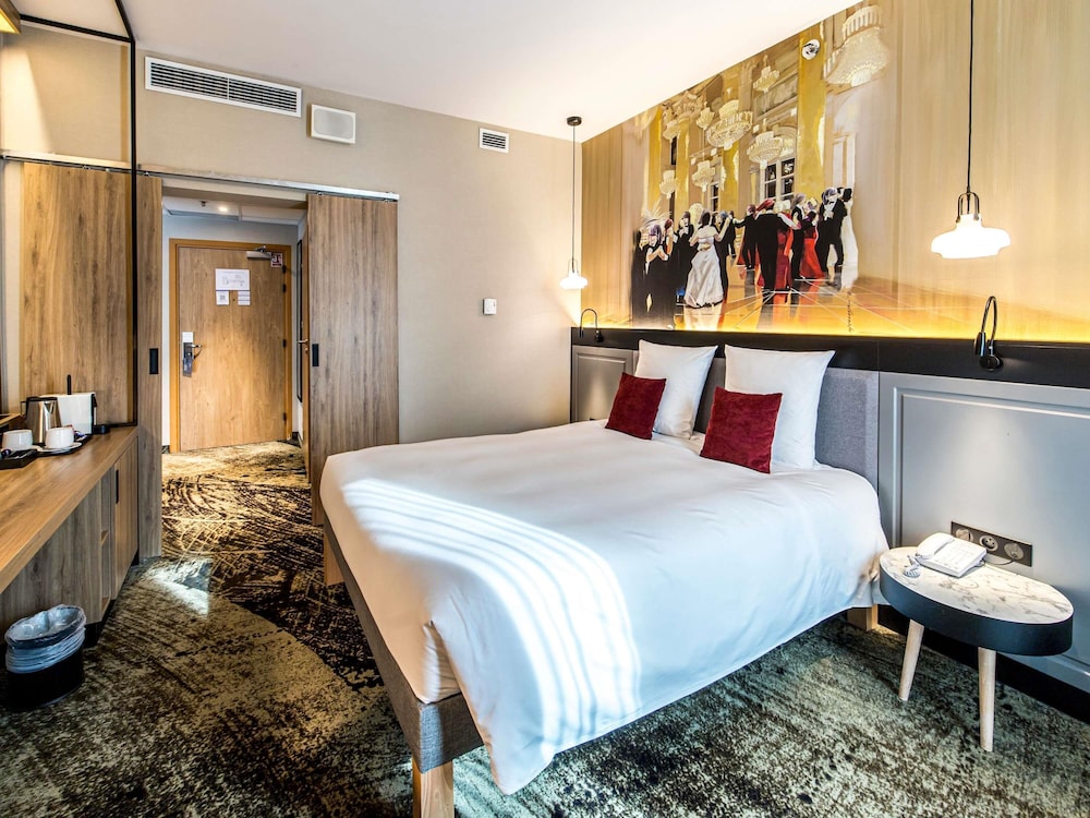 Habitación Familiar, vistas a la ciudad o a la catedral - cama queen - size, sala de estar con sofá del hotel Mercure Wroclaw Centrum. Foto 9