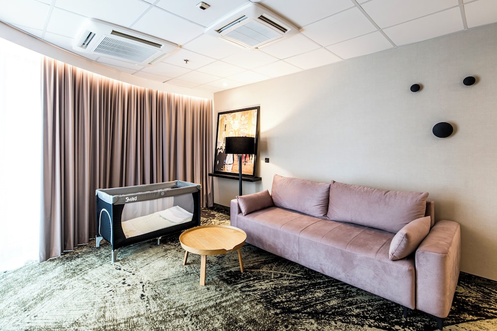 Habitación Familiar, vistas a la ciudad o a la catedral - cama queen - size, sala de estar con sofá del hotel Mercure Wroclaw Centrum. Foto 11