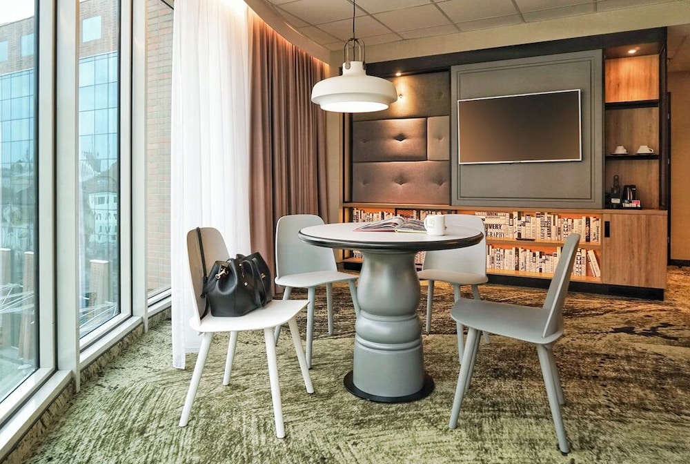 Habitación Familiar, vistas a la ciudad o a la catedral - cama queen - size, sala de estar con sofá del hotel Mercure Wroclaw Centrum. Foto 12