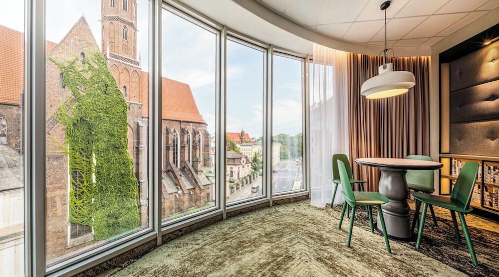 Habitación Familiar, vistas a la ciudad o a la catedral - cama queen - size, sala de estar con sofá del hotel Mercure Wroclaw Centrum. Foto 13