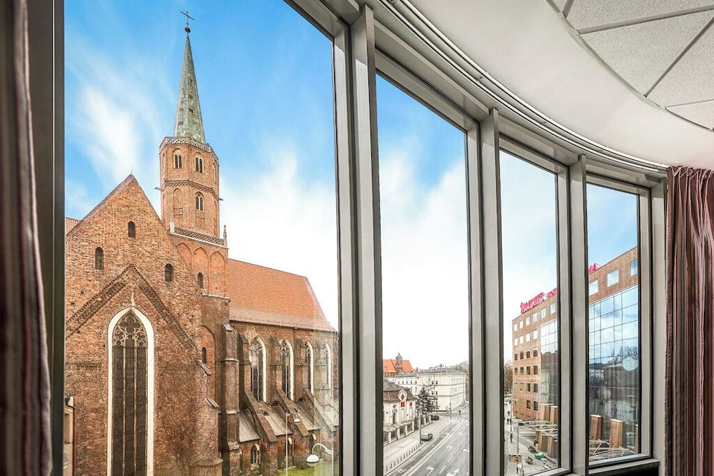 Habitación Familiar, vistas a la ciudad o a la catedral - cama queen - size, sala de estar con sofá del hotel Mercure Wroclaw Centrum. Foto 14