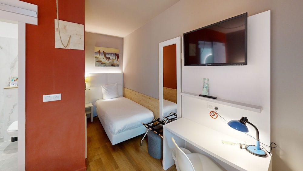 Habitación Pop con 3 camas individuales (o convertible en cama king size individual) del hotel Greet hotel Lille Gare Flandres. Foto 1
