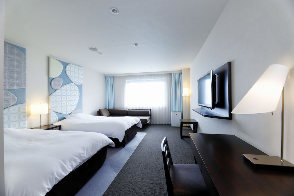 Habitación estándar con 2 camas individuales y sofá - cama del hotel Grand Mercure Minamiboso Resort and Spa