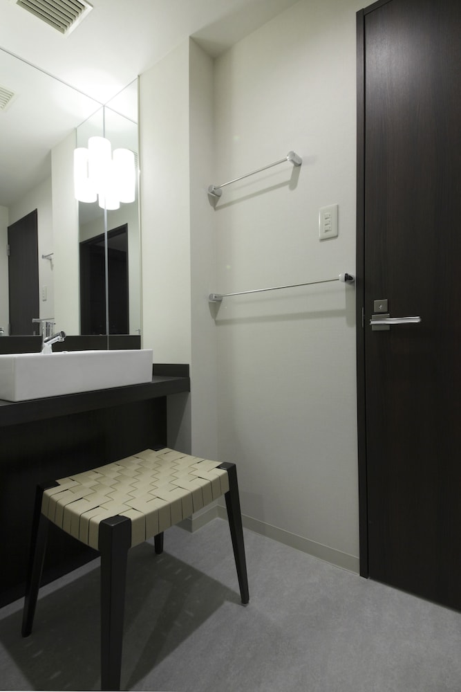 Habitación estándar con 2 camas individuales y sofá - cama del hotel Grand Mercure Minamiboso Resort and Spa. Foto 2