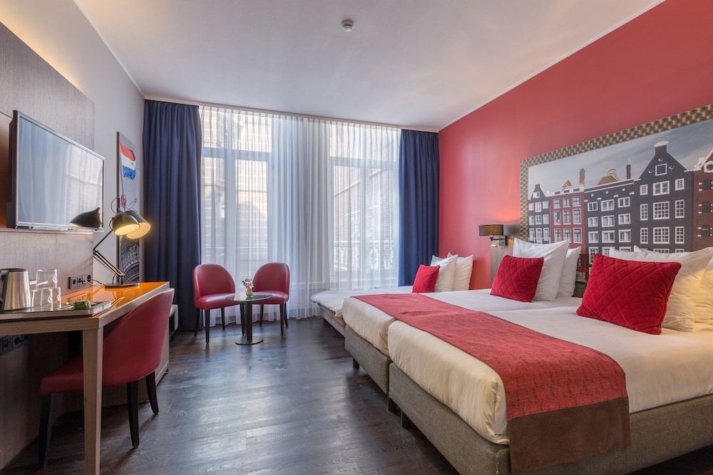 Habitación Confort (1 Twin Bed 1 Single Bed) del hotel Leonardo Hotel Amsterdam City Center. Foto 1