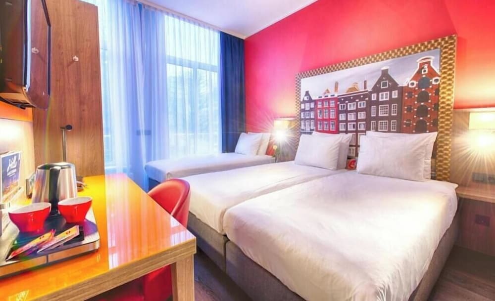 Habitación Confort (1 Twin Bed 1 Single Bed) del hotel Leonardo Hotel Amsterdam City Center. Foto 4