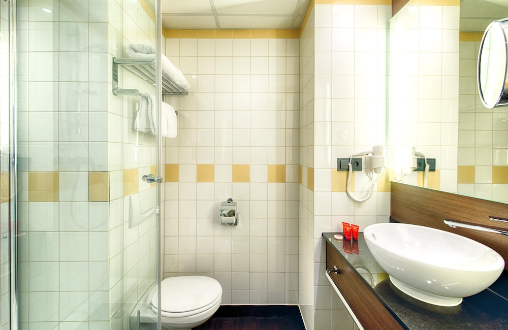 Habitación Confort (1 Twin Bed 1 Single Bed) del hotel Leonardo Hotel Amsterdam City Center. Foto 5