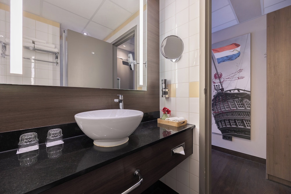 Habitación Confort (1 Twin Bed 1 Single Bed) del hotel Leonardo Hotel Amsterdam City Center. Foto 7