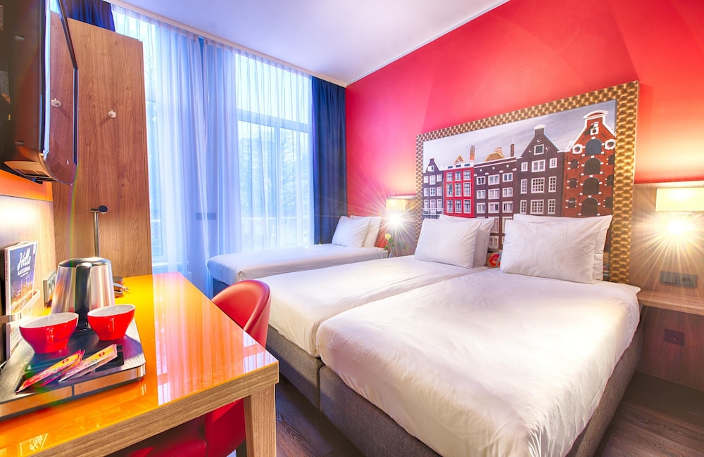 Habitación superior (1 Twin Bed 1 Single Bed) del hotel Leonardo Hotel Amsterdam City Center. Foto 1