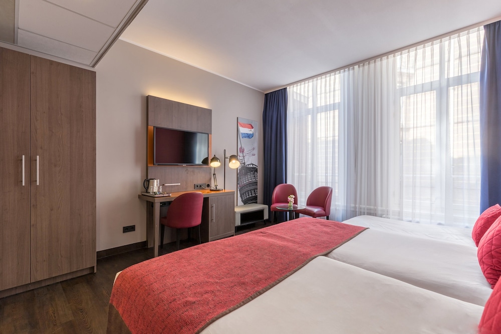 Habitación superior (1 Twin Bed 1 Single Bed) del hotel Leonardo Hotel Amsterdam City Center. Foto 2