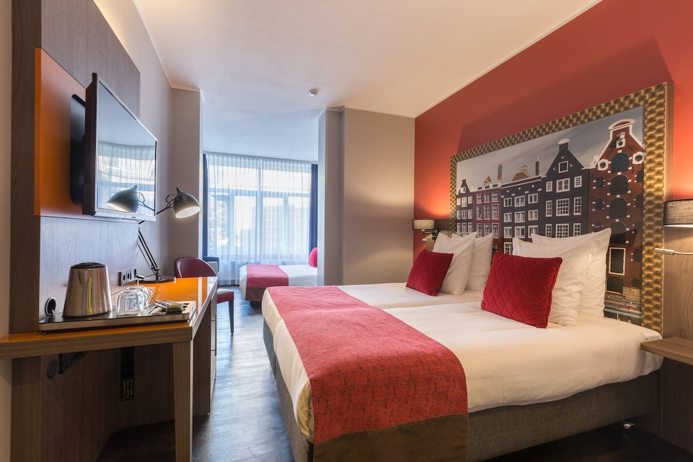 Habitación superior (1 Twin Bed 2 Single Beds) del hotel Leonardo Hotel Amsterdam City Center. Foto 2