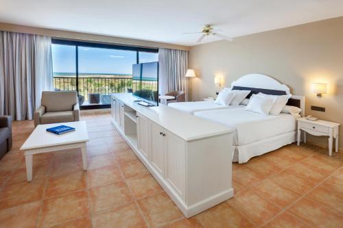 Habitación Doble Deluxe con vistas al mar del hotel Smy Isla Cristina. Foto 1