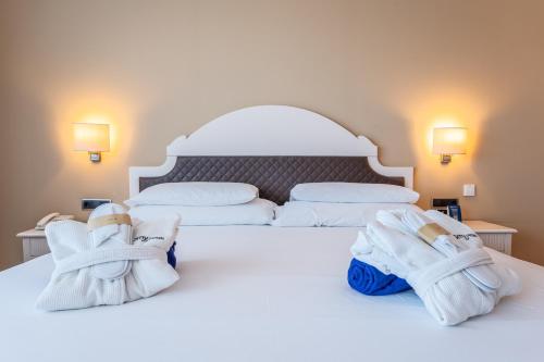 Habitación doble Lujo Sofá Cama incluido 2 Camas individuales del hotel Smy Isla Cristina. Foto 4