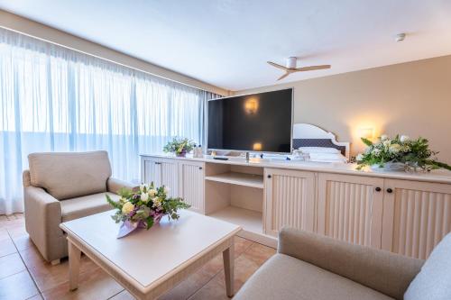 Habitación doble Vista Mar Lujo Sofá Cama incluido 2 Camas individuales del hotel Smy Isla Cristina. Foto 1