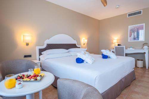Habitación doble Vista Mar Lujo Sofá Cama incluido 2 Camas individuales del hotel Smy Isla Cristina. Foto 2