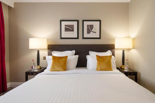 Habitación Superior - 1 cama grande del hotel Warwick Paris. Foto 1