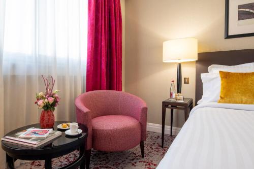 Habitación Superior - 1 cama grande del hotel Warwick Paris. Foto 2