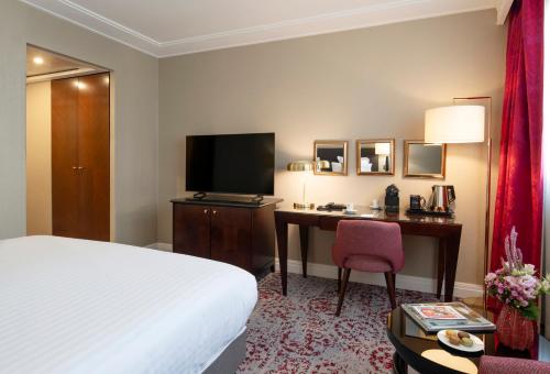 Habitación Superior - 1 cama grande del hotel Warwick Paris. Foto 3