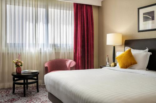 Habitación Superior - 1 cama grande del hotel Warwick Paris. Foto 5