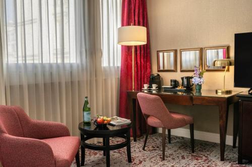 Habitación Superior - 1 cama grande del hotel Warwick Paris. Foto 7