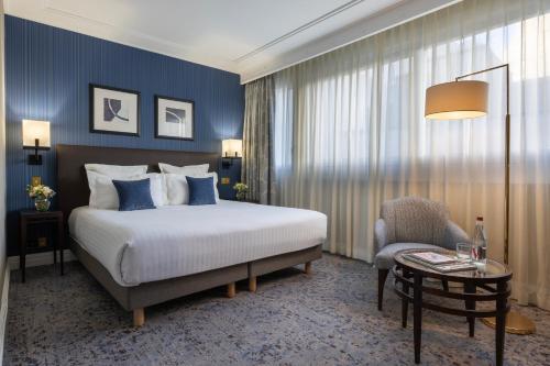 Habitación Superior - 1 cama grande del hotel Warwick Paris. Foto 8
