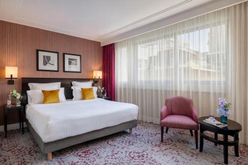 Habitación Deluxe con cama extragrande del hotel Warwick Paris