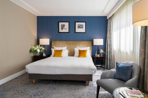 Habitación Deluxe con cama extragrande del hotel Warwick Paris. Foto 1