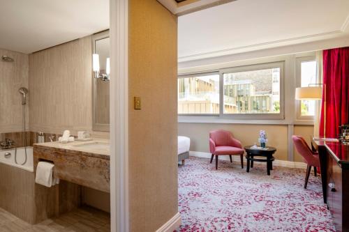 Habitación Deluxe con cama extragrande del hotel Warwick Paris. Foto 2