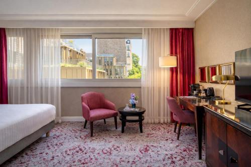 Habitación Deluxe con cama extragrande del hotel Warwick Paris. Foto 3