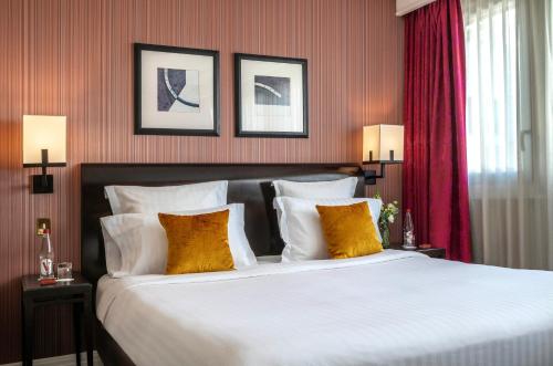 Habitación Deluxe con cama extragrande del hotel Warwick Paris. Foto 6