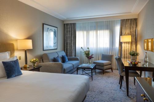 Habitación Executive con cama extragrande del hotel Warwick Paris
