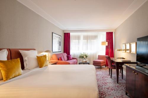 Habitación Executive con cama extragrande del hotel Warwick Paris. Foto 1