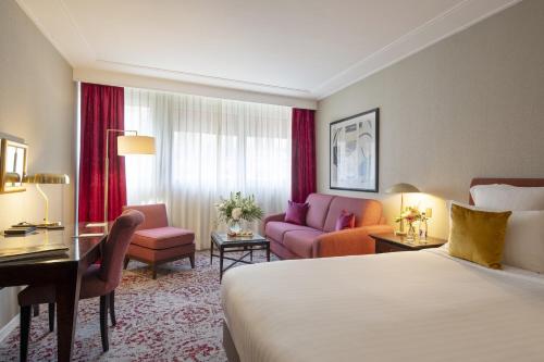 Habitación Executive con cama extragrande del hotel Warwick Paris. Foto 2