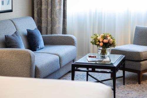 Habitación Executive con cama extragrande del hotel Warwick Paris. Foto 8
