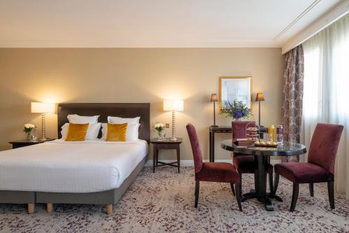 Suite Junior con cama extragrande del hotel Warwick Paris