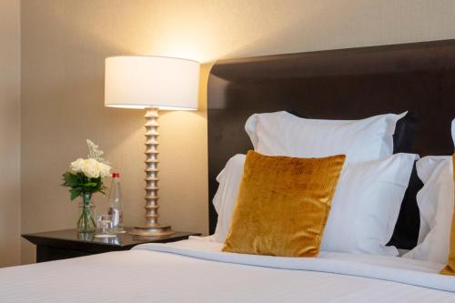 Suite Junior con cama extragrande del hotel Warwick Paris. Foto 1