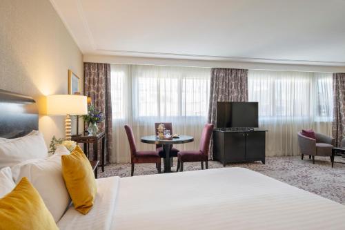 Suite Junior con cama extragrande del hotel Warwick Paris. Foto 2