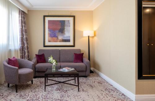 Suite Junior con cama extragrande del hotel Warwick Paris. Foto 3