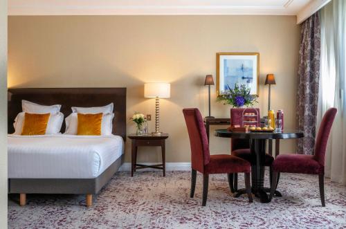 Suite Junior con cama extragrande del hotel Warwick Paris. Foto 5