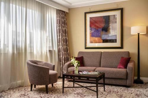 Suite Junior con cama extragrande del hotel Warwick Paris. Foto 6