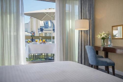 Habitación Deluxe con terraza - 1 cama doble grande del hotel Warwick Paris. Foto 1